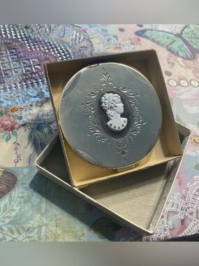Vintage 1962 Zell Fifth Ave Cameo Powder Compact - Etched Floral Silver Tone